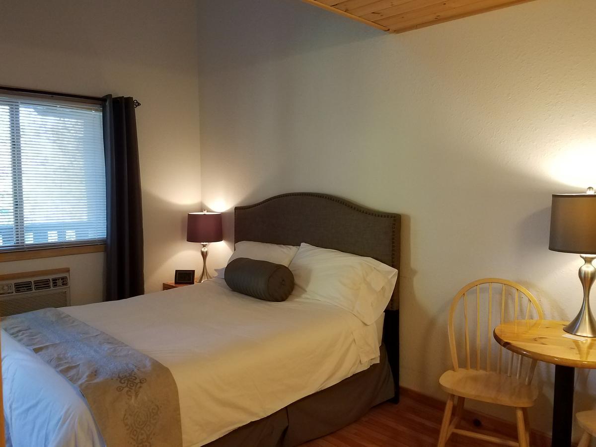 Lenroot Lodge Seeley Εξωτερικό φωτογραφία